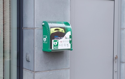 Sinds gisteren: een AED-toestel aan de gevel van het stadhuis!